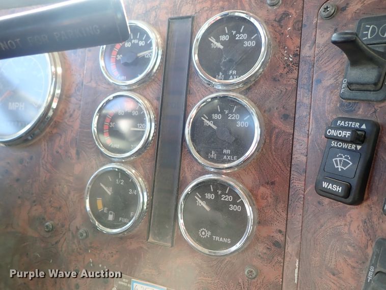 image for item DB7558 2000 International 9400i semi truck