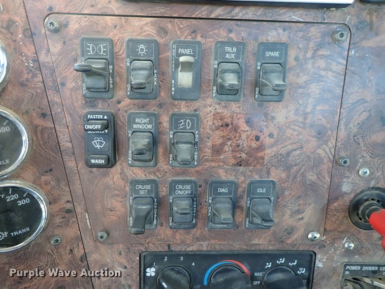 image for item DB7558 2000 International 9400i semi truck