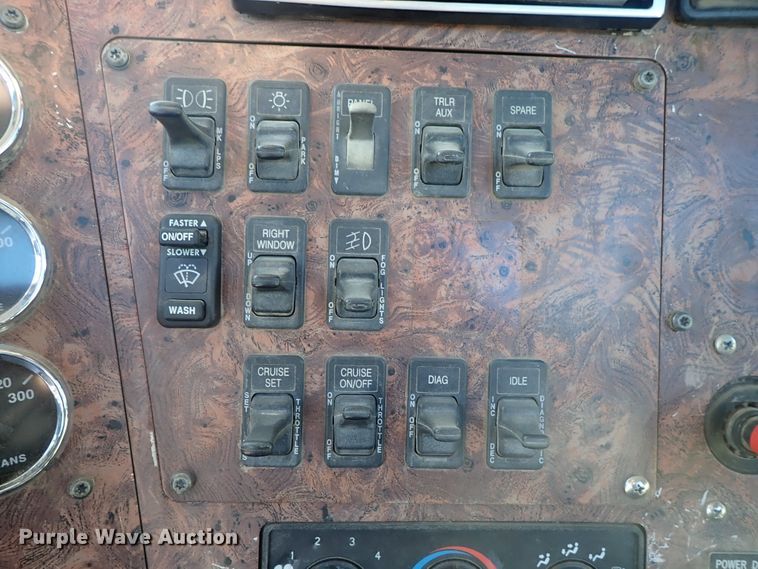 image for item DB7558 2000 International 9400i semi truck