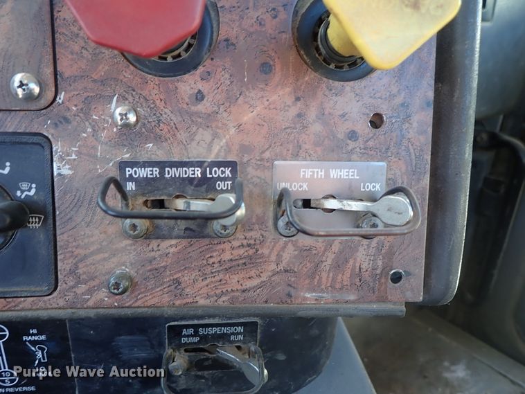 image for item DB7558 2000 International 9400i semi truck