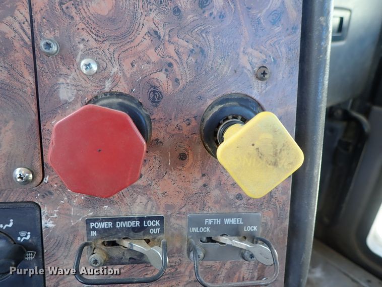 image for item DB7558 2000 International 9400i semi truck