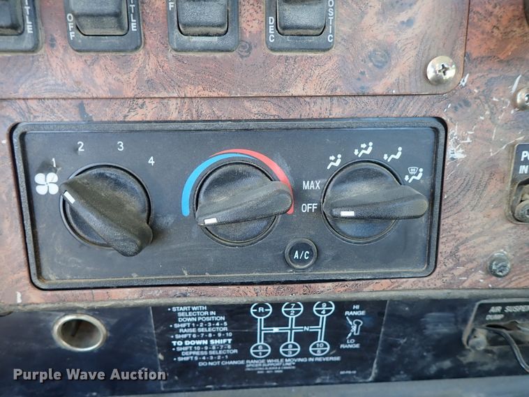 image for item DB7558 2000 International 9400i semi truck