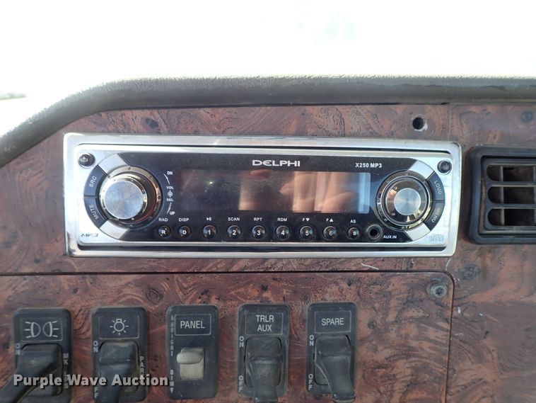 image for item DB7558 2000 International 9400i semi truck