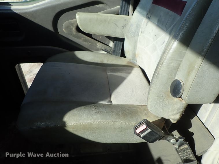 image for item DB7558 2000 International 9400i semi truck