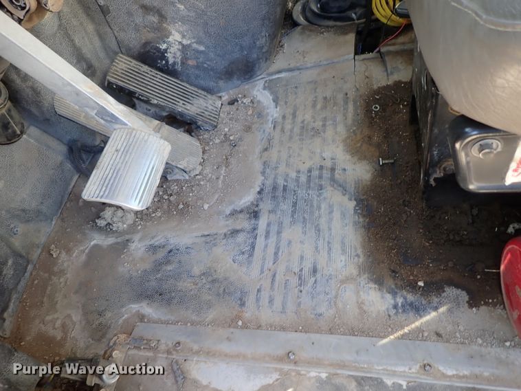 image for item DB7558 2000 International 9400i semi truck