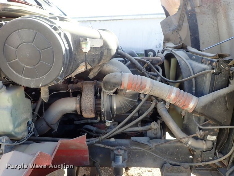 image for item DB7558 2000 International 9400i semi truck