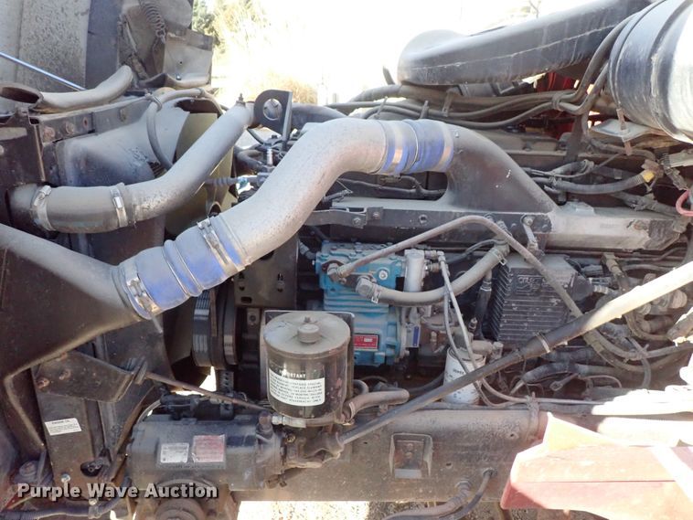 image for item DB7558 2000 International 9400i semi truck