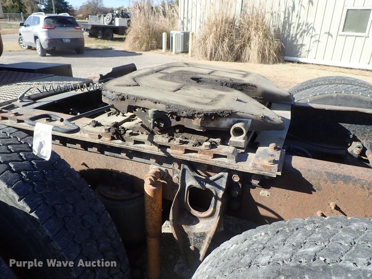 image for item DB7558 2000 International 9400i semi truck