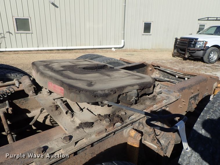 image for item DB7558 2000 International 9400i semi truck