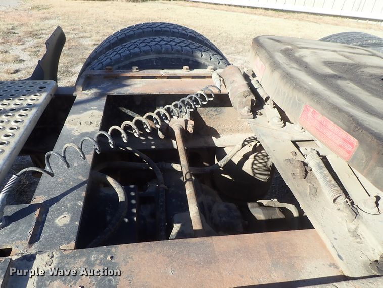 image for item DB7558 2000 International 9400i semi truck