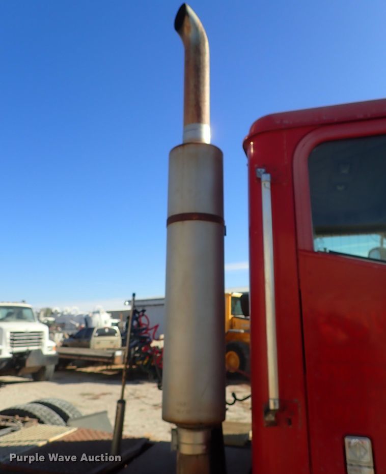 image for item DB7558 2000 International 9400i semi truck