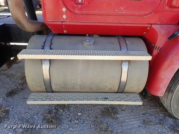 image for item DB7558 2000 International 9400i semi truck