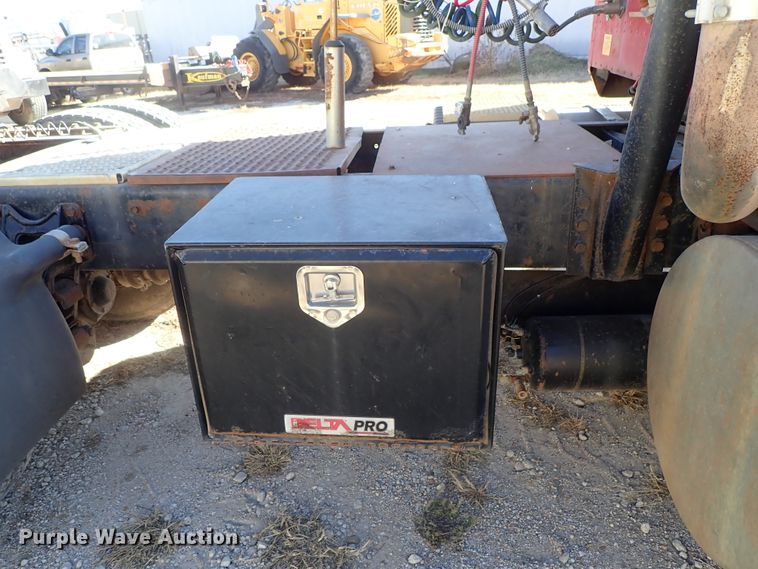 image for item DB7558 2000 International 9400i semi truck