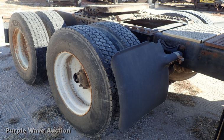 image for item DB7558 2000 International 9400i semi truck