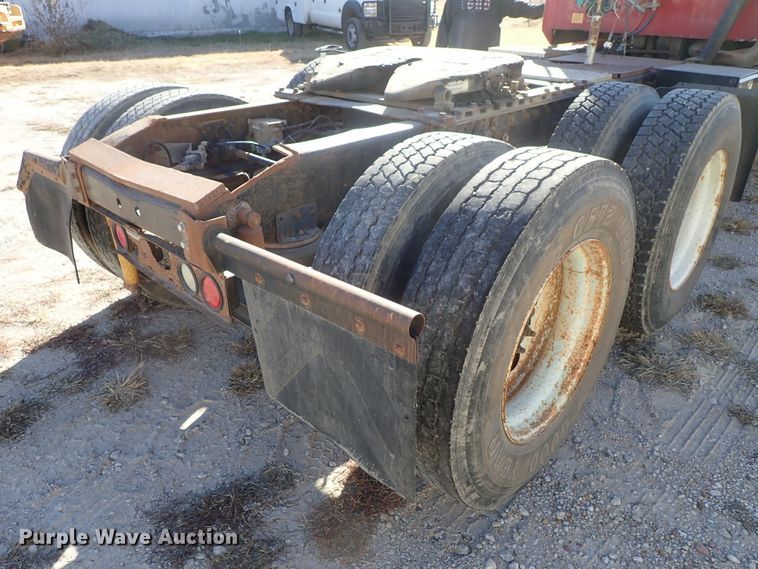 image for item DB7558 2000 International 9400i semi truck