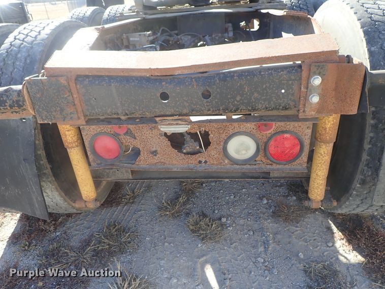 image for item DB7558 2000 International 9400i semi truck