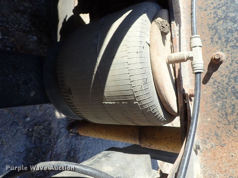 image for item DB7558 2000 International 9400i semi truck