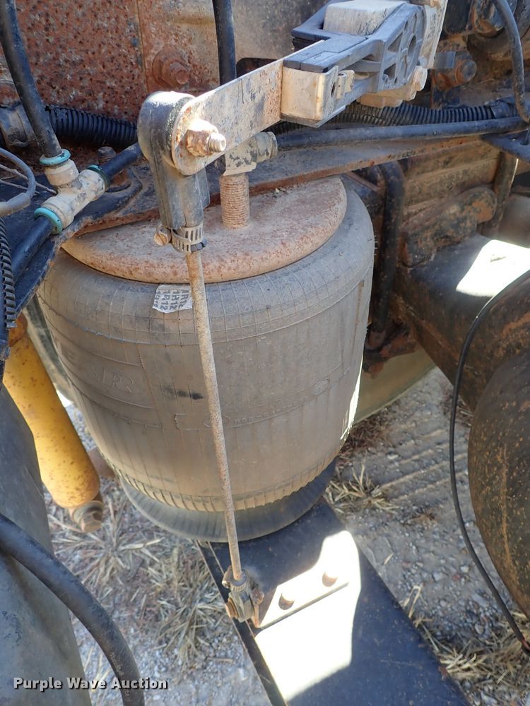 image for item DB7558 2000 International 9400i semi truck