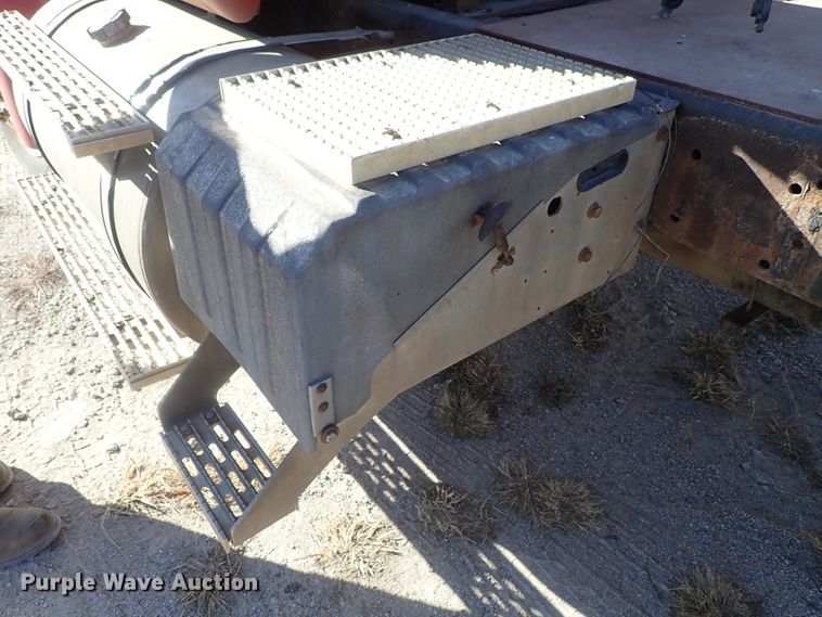 image for item DB7558 2000 International 9400i semi truck