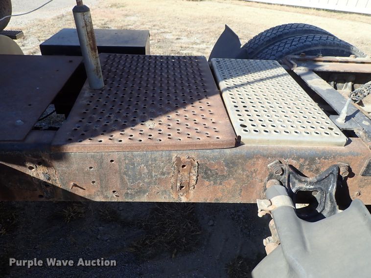 image for item DB7558 2000 International 9400i semi truck