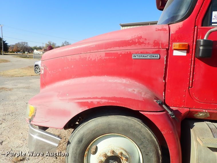 image for item DB7558 2000 International 9400i semi truck