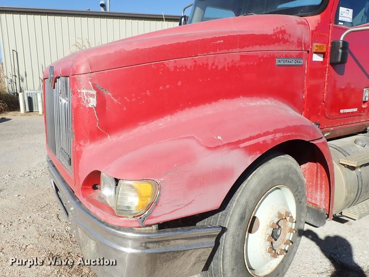 image for item DB7558 2000 International 9400i semi truck