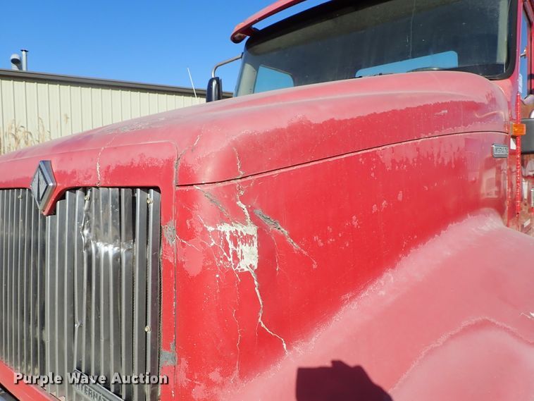 image for item DB7558 2000 International 9400i semi truck