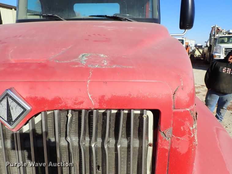 image for item DB7558 2000 International 9400i semi truck