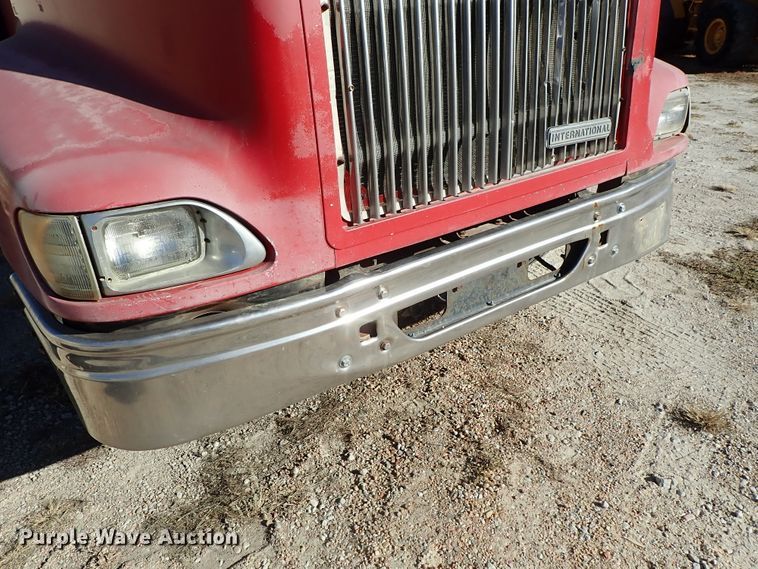 image for item DB7558 2000 International 9400i semi truck