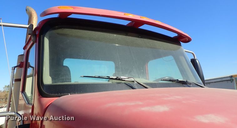 image for item DB7558 2000 International 9400i semi truck