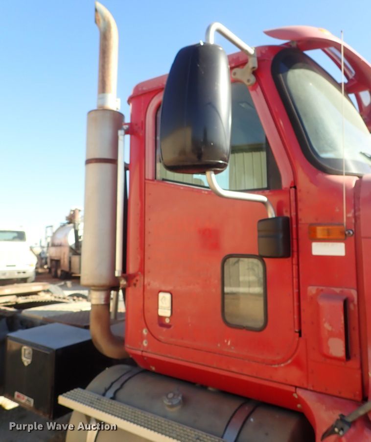 image for item DB7558 2000 International 9400i semi truck