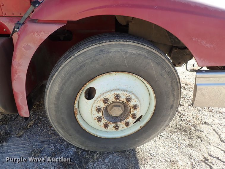 image for item DB7558 2000 International 9400i semi truck