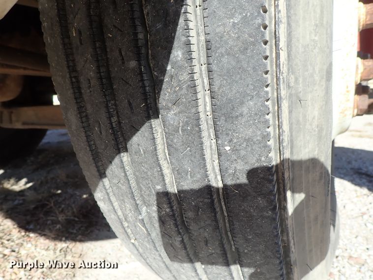 image for item DB7558 2000 International 9400i semi truck