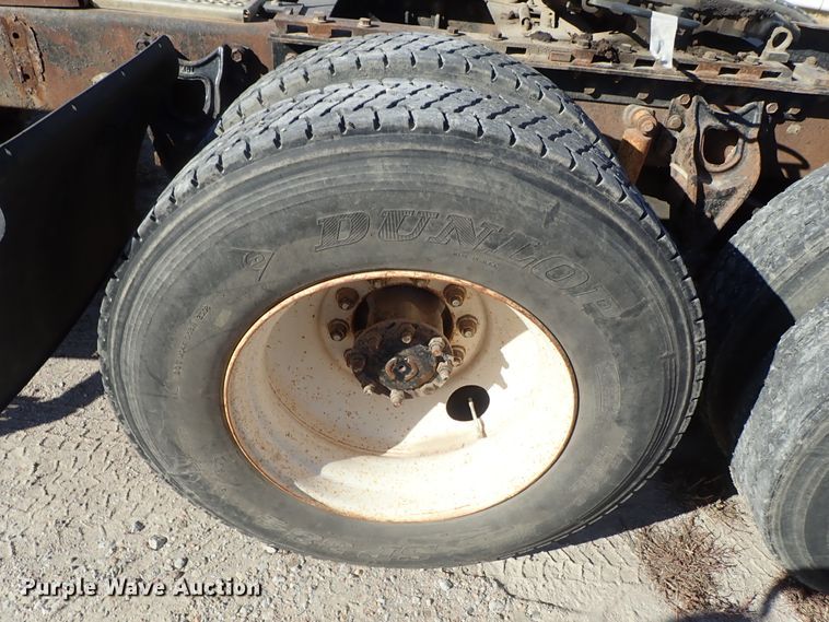 image for item DB7558 2000 International 9400i semi truck