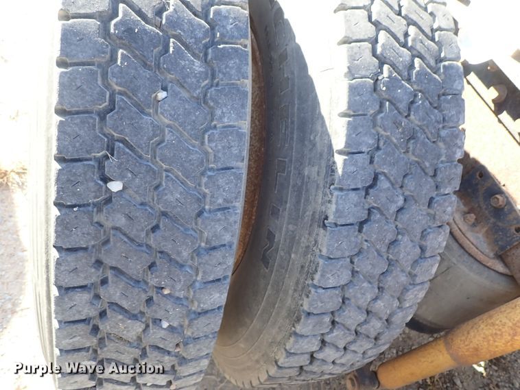 image for item DB7558 2000 International 9400i semi truck