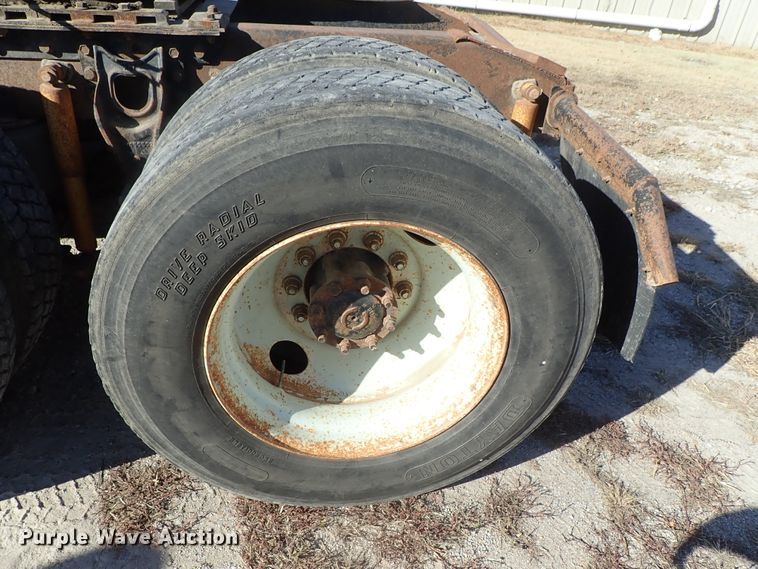 image for item DB7558 2000 International 9400i semi truck