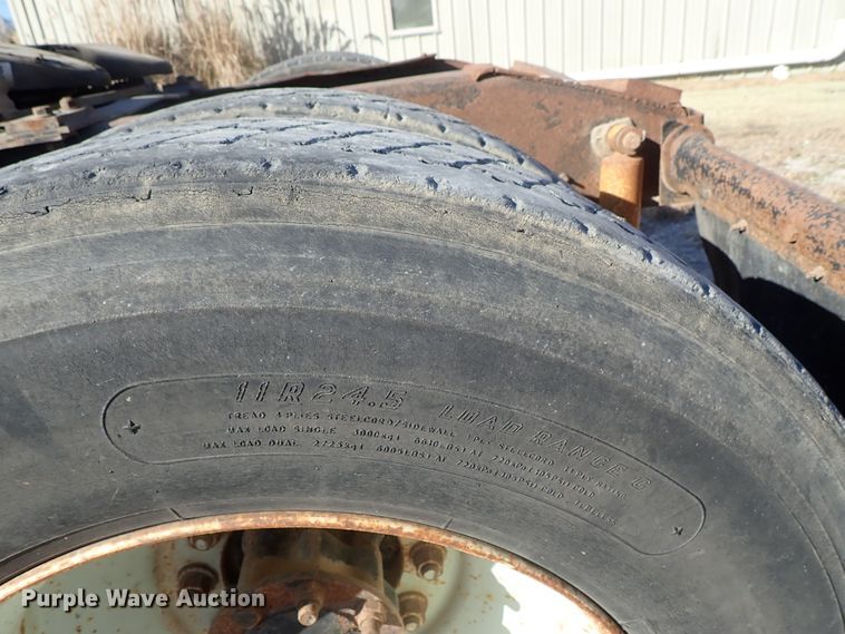 image for item DB7558 2000 International 9400i semi truck