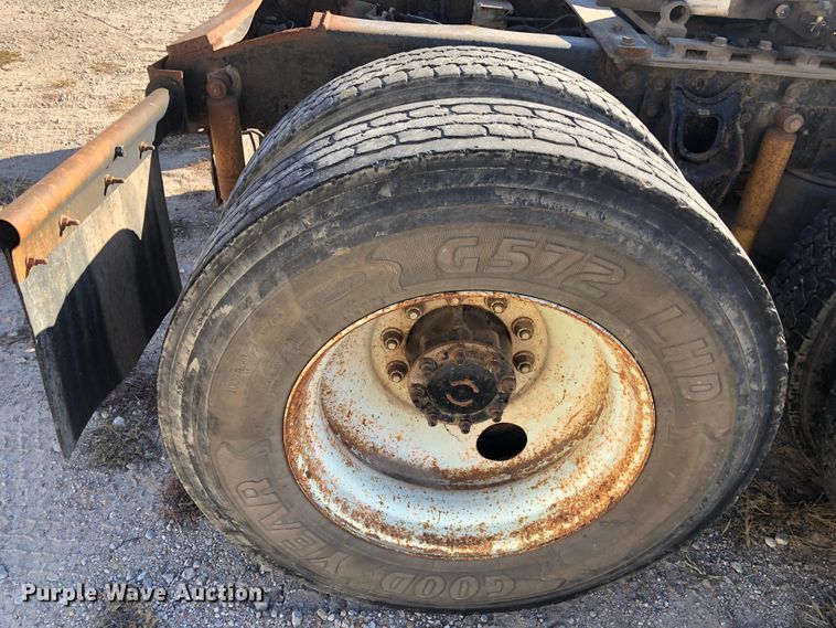 image for item DB7558 2000 International 9400i semi truck