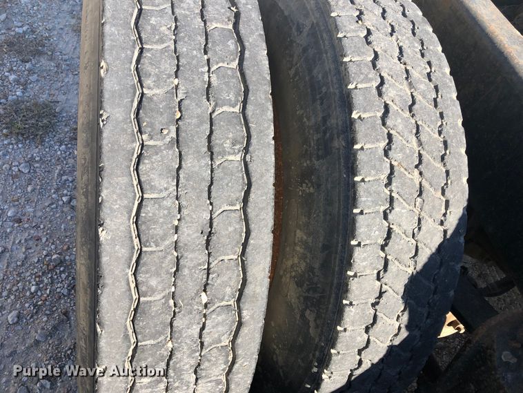 image for item DB7558 2000 International 9400i semi truck