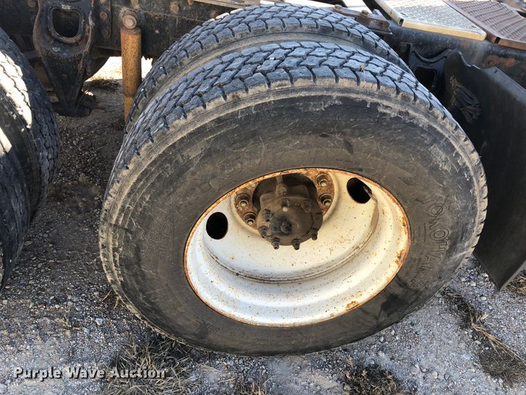 image for item DB7558 2000 International 9400i semi truck