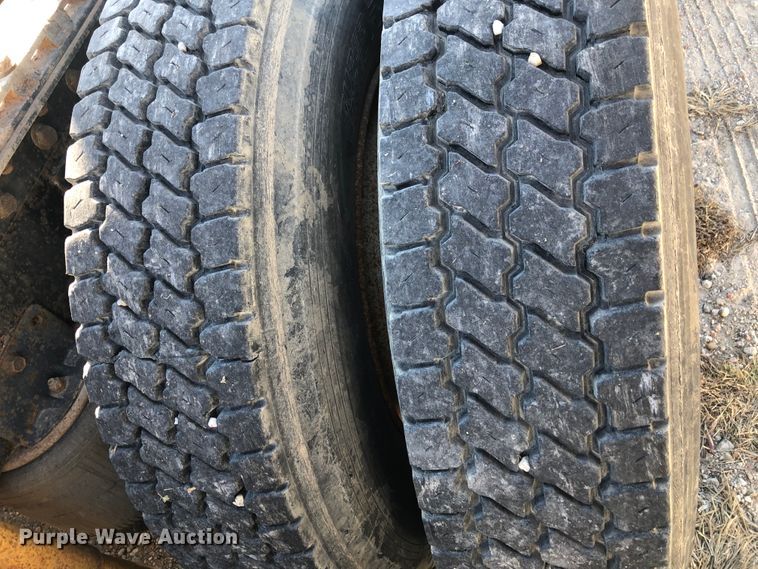 image for item DB7558 2000 International 9400i semi truck