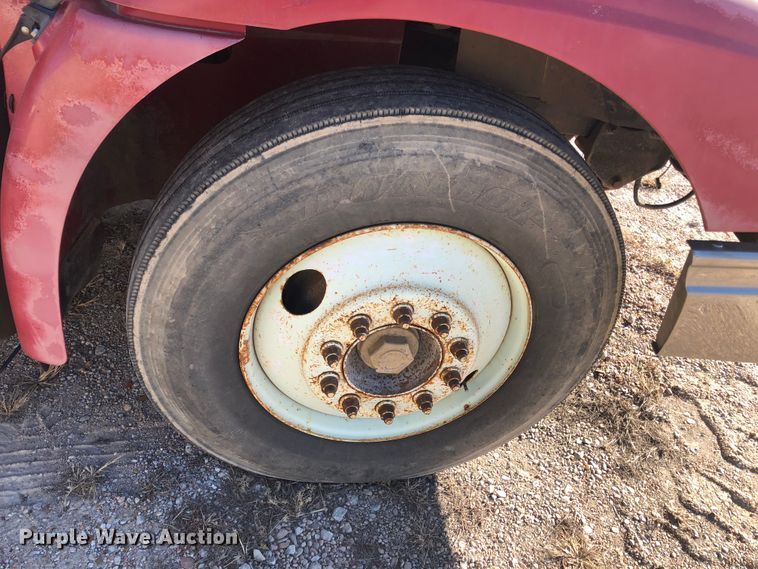 image for item DB7558 2000 International 9400i semi truck