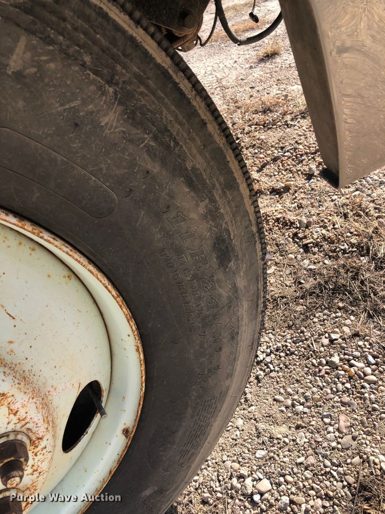 image for item DB7558 2000 International 9400i semi truck