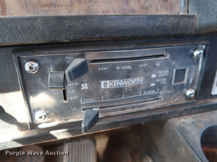 image for item DG4229 1998 Kenworth T600 semi truck