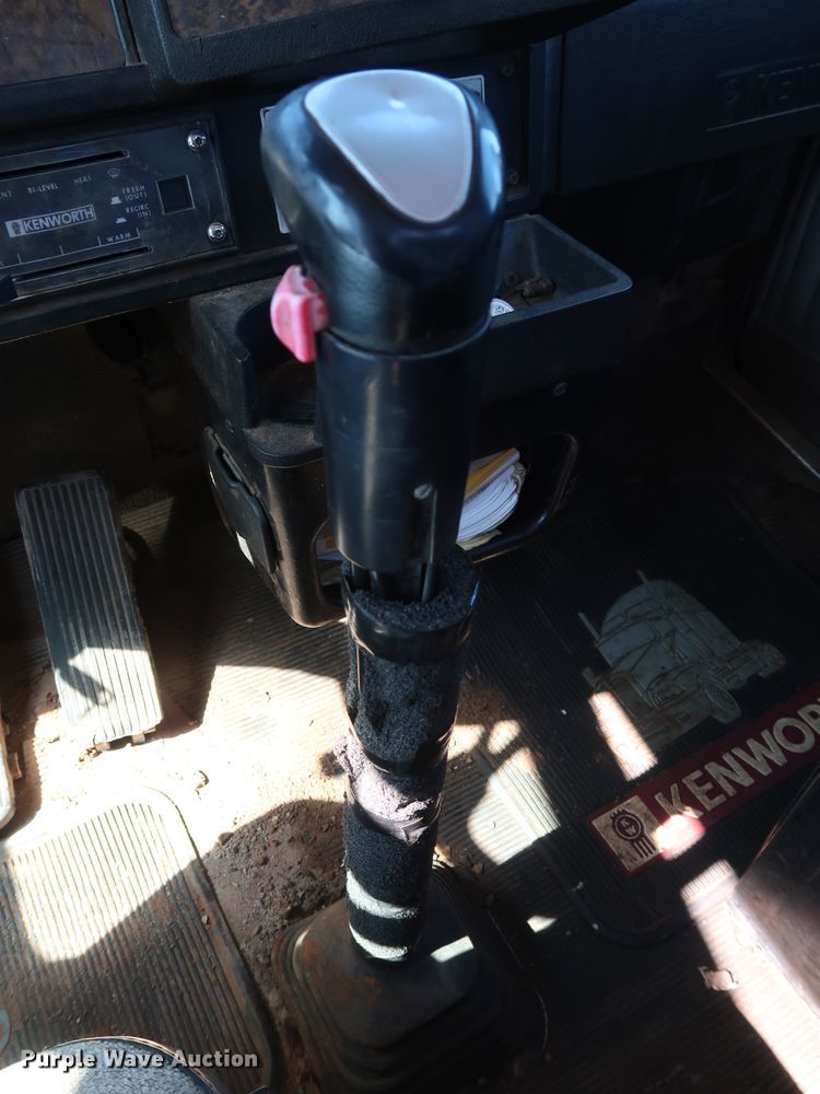 image for item DG4229 1998 Kenworth T600 semi truck