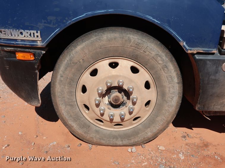 image for item DG4229 1998 Kenworth T600 semi truck
