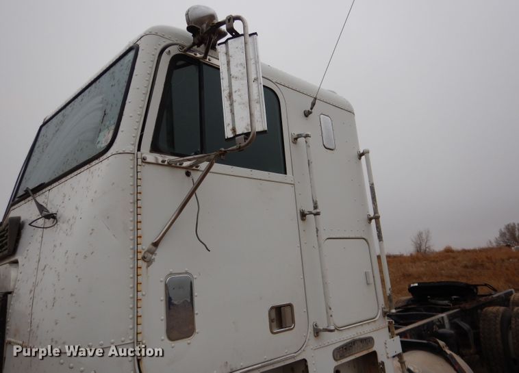 image for item DG5860 1990 Freightliner COE semi truck