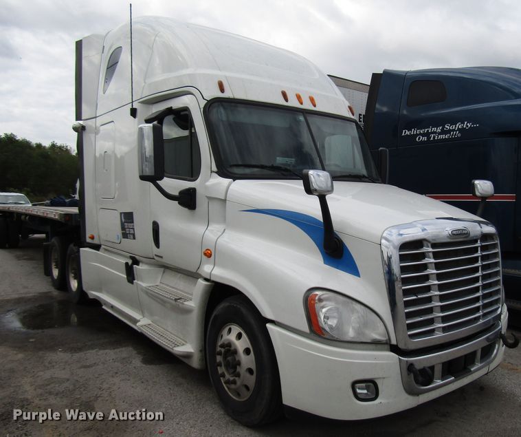 image for item DG6650 2012 Freightliner Cascadia semi truck