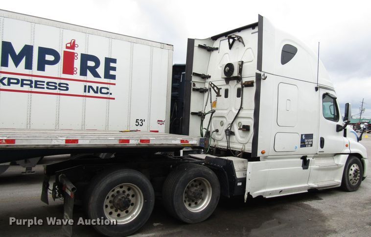 image for item DG6650 2012 Freightliner Cascadia semi truck