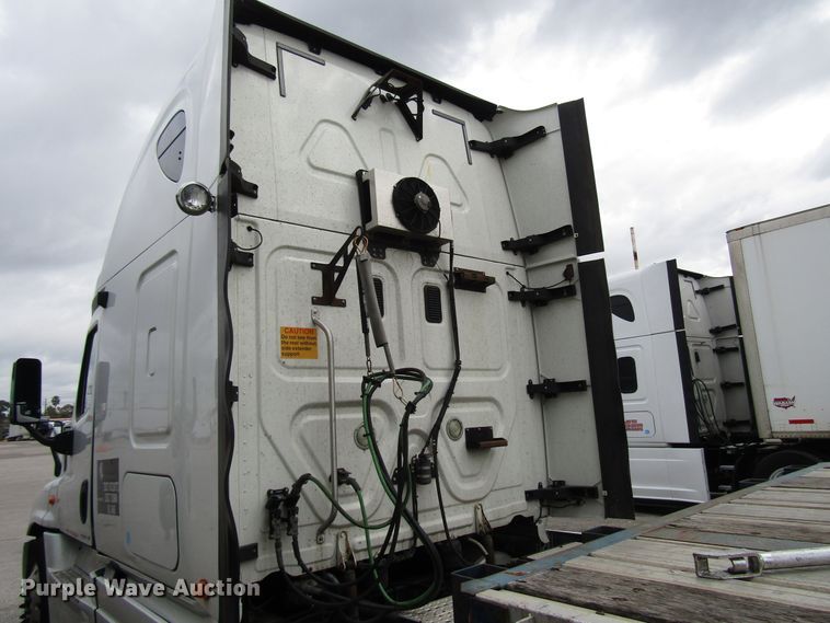 image for item DG6650 2012 Freightliner Cascadia semi truck